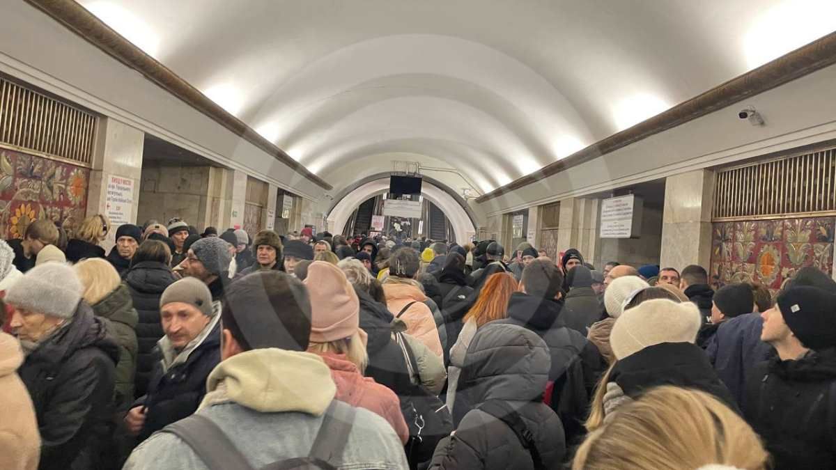 Сотням пассажиров пришлось выходить наружу