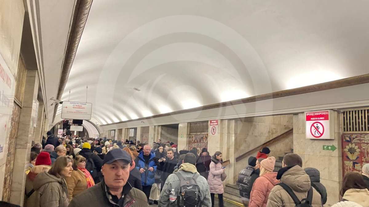 Почти через полчаса на платформах скопилось немало пассажиров