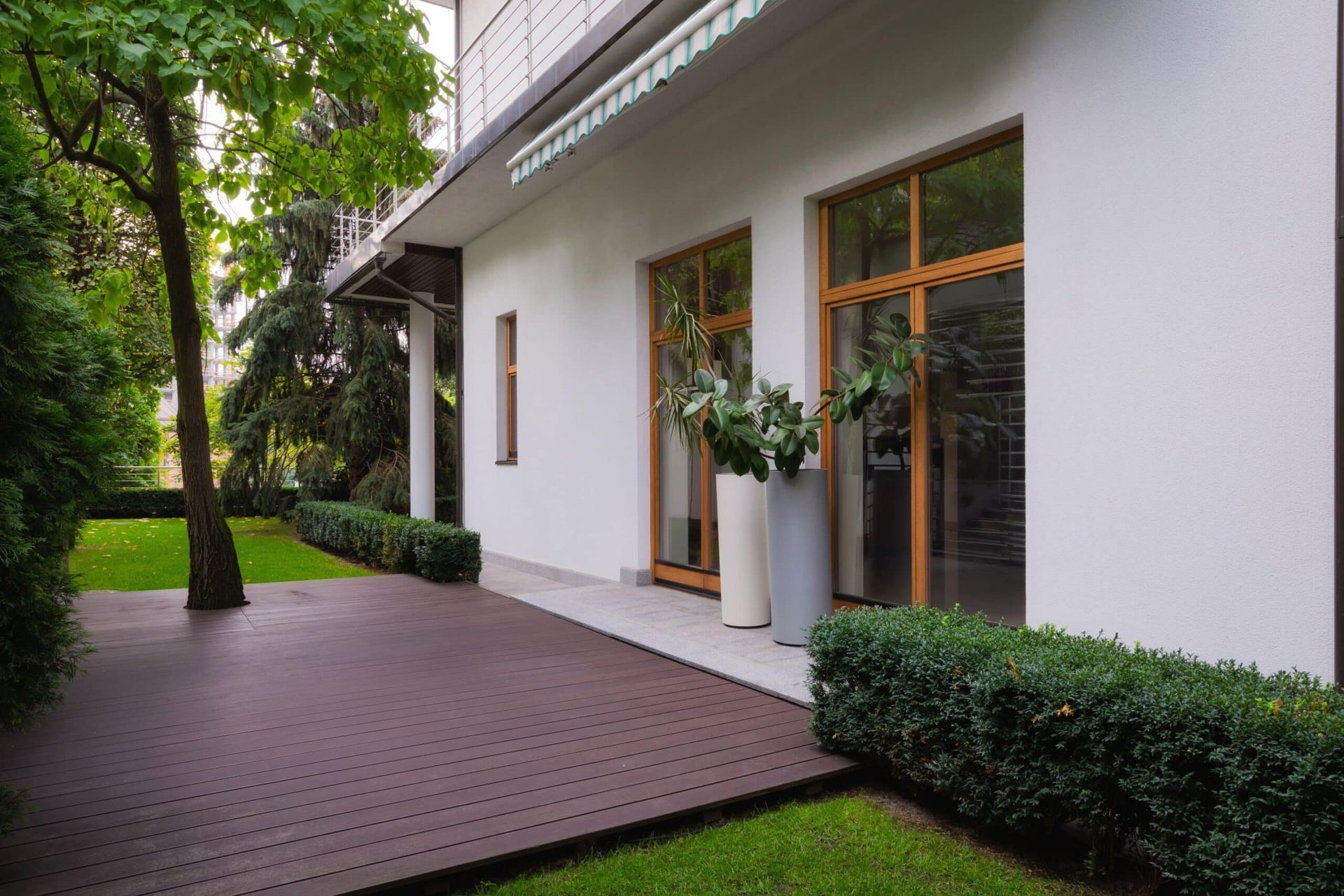 Территория рядом с домом озеленена со вкусом Территория рядом с домом озеленена со вкусом