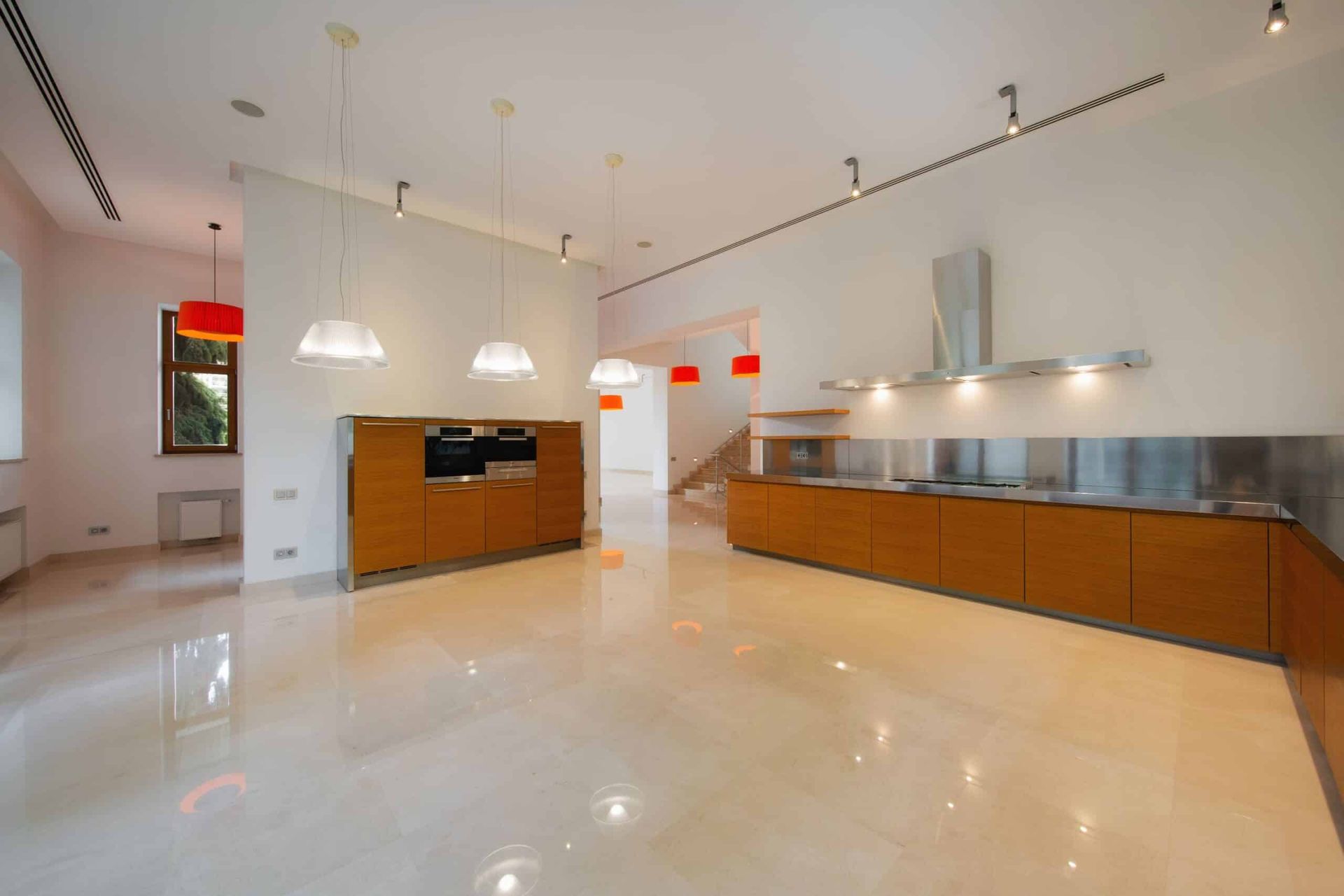 Особенно высота потолков ощущается в кухонном помещении. Фото luxgreat.estate Особенно высота потолков ощущается в кухонном помещении. Фото luxgreat.estate