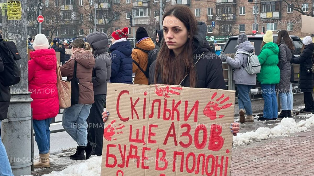 Родини військовополонених захисників Азовсталі знов вийшли на акцію в Києві: фото, відео 1