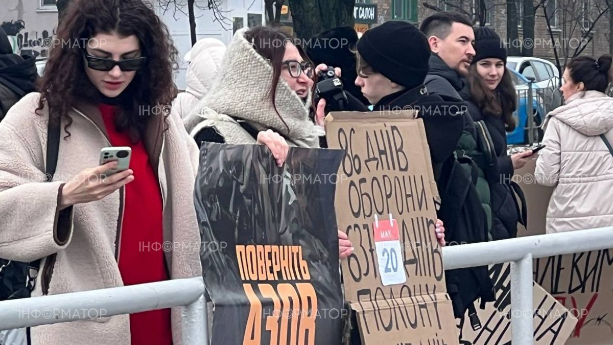 Родини військовополонених захисників Азовсталі знов вийшли на акцію в Києві: фото, відео 6
