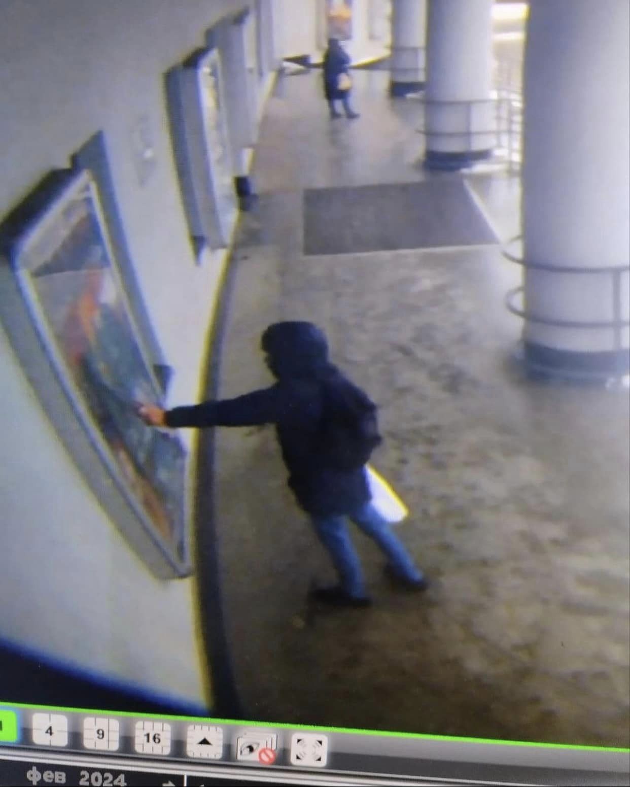 Ймовірний хуліган потрапив на камери відеонагляду. Фото: Facebook "Жовтня"