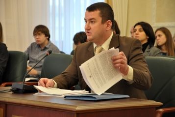 Судья Виталий Никушин умеет покупать автомобили.