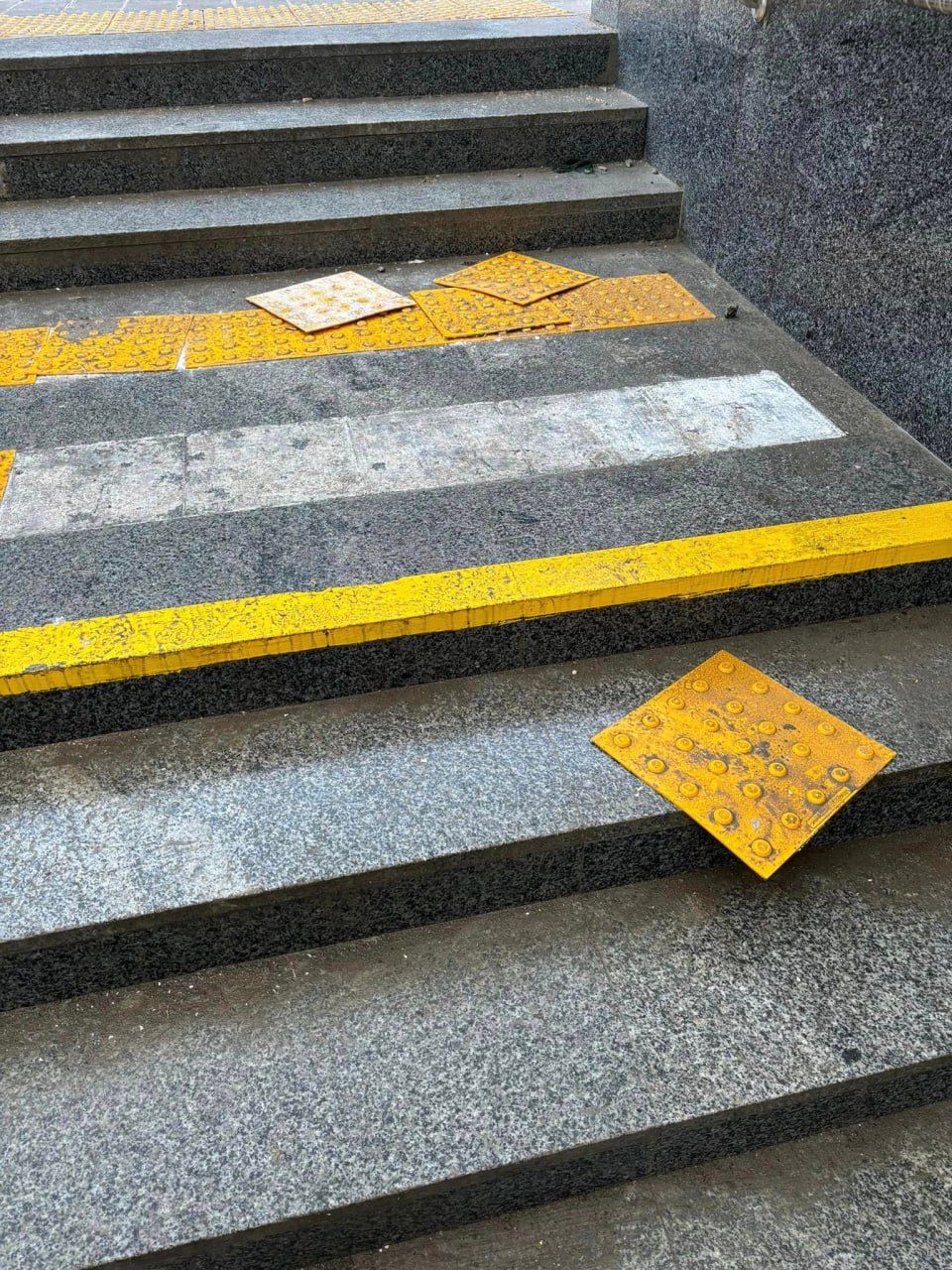 Кияни не задоволені ремонтом підземного переходу на Шулявці: в чому причина 1