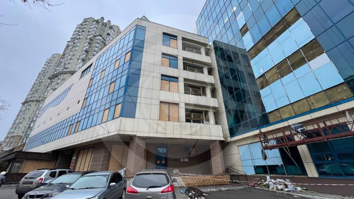 Вікна споруди, де розміщувався СпортЛайф, закрито МДФ-панелями, втім, всередині працюють люди