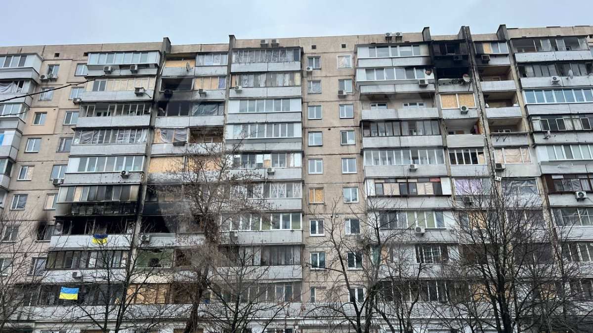 З фасадної частини будинку видно, що постраждало не менше 50% квартир