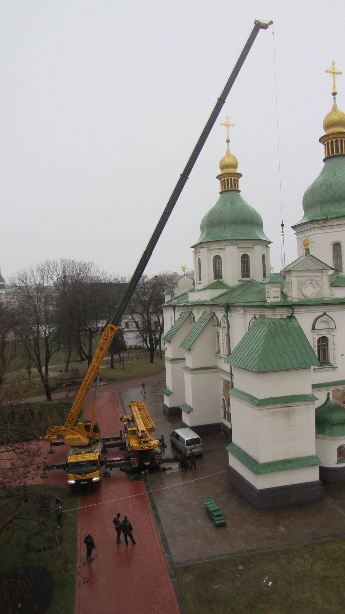 Дерев'яні конструкції підіймали за допомогою спецтехніки. Фото: Facebook Кириленка Дерев'яні конструкції підіймали за допомогою спецтехніки. Фото: Facebook Кириленка