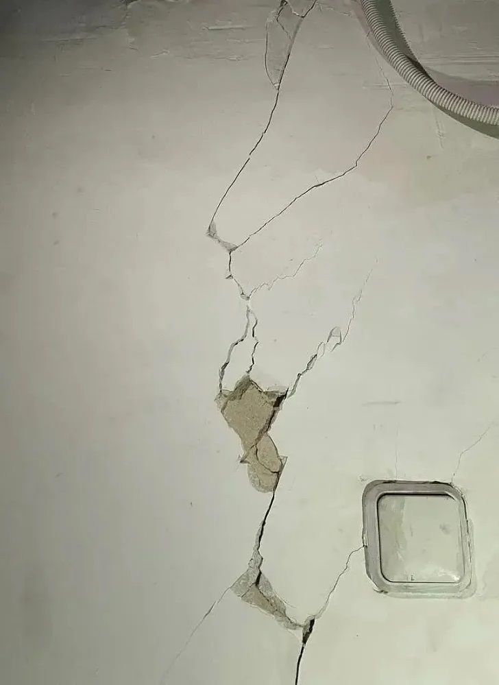 Після вбивання паль на сусідній ділянці будинок пішов тріщинами.