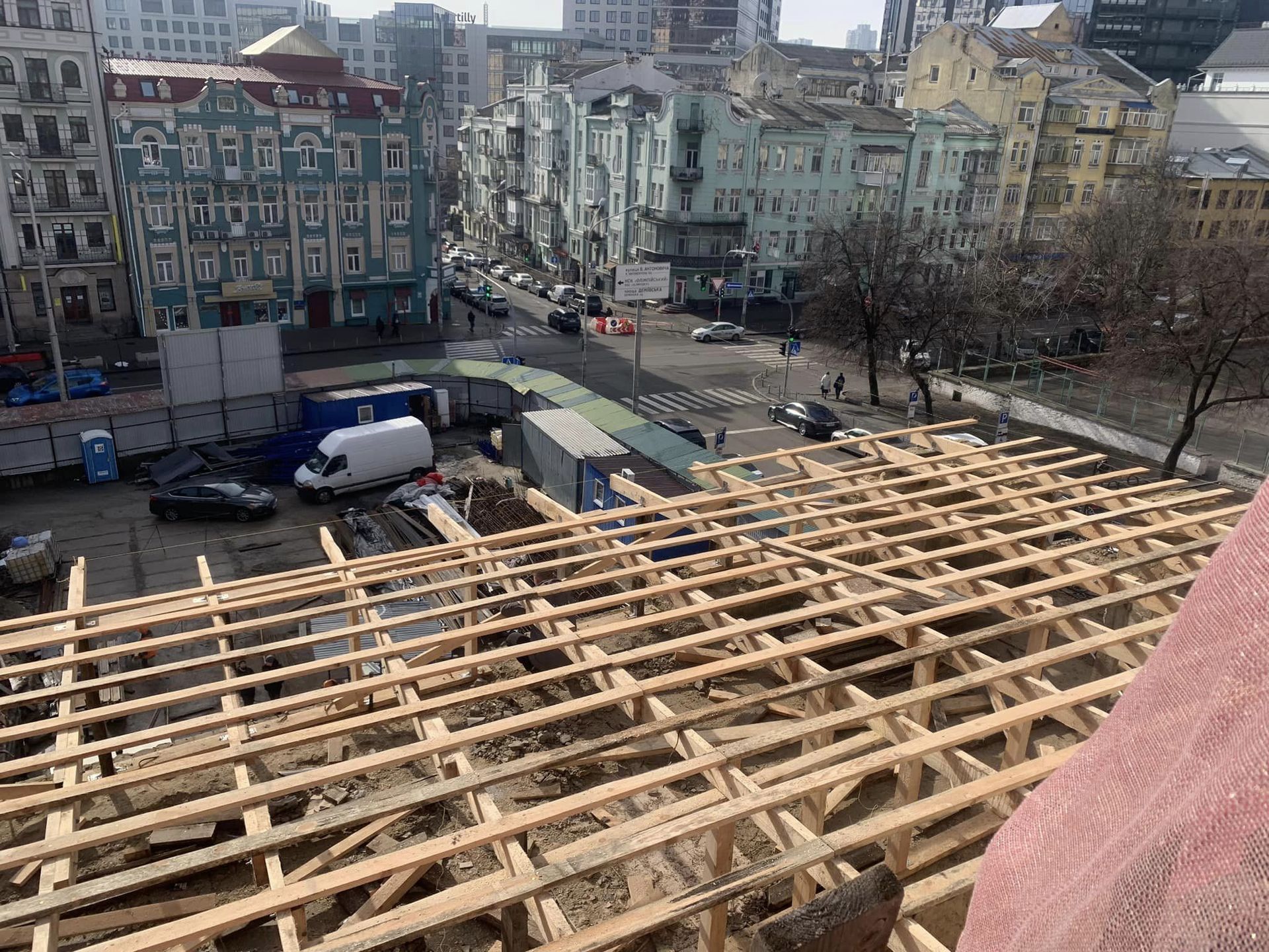 Зробили накриття для захисту будівлі. Фото - Дмитро Перов.