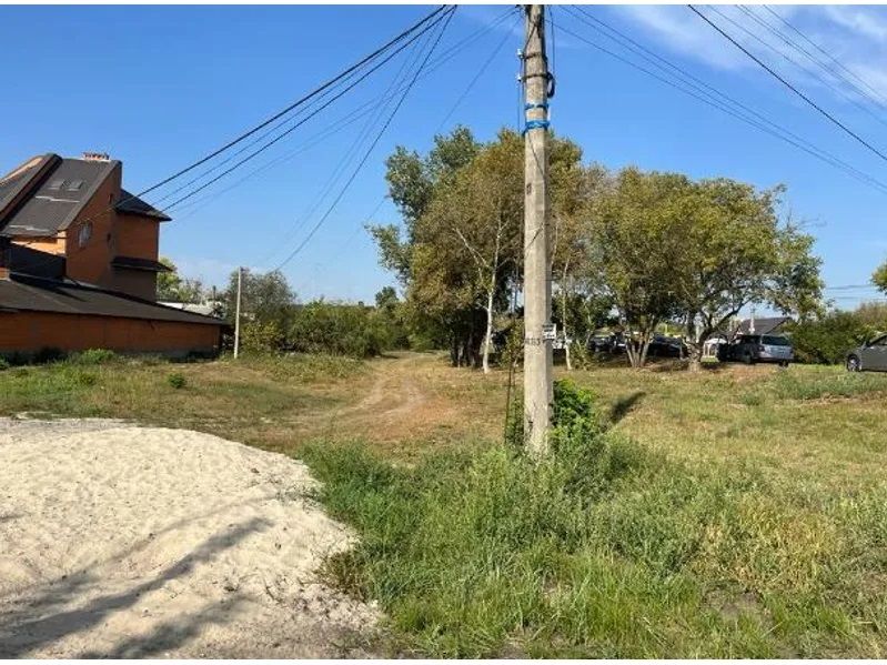 На участке нет ограды и сооружений.