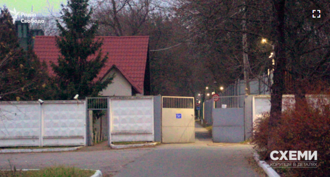 Так виглядає в'їзд до "Фортеці". Фото - Радіо Свобода