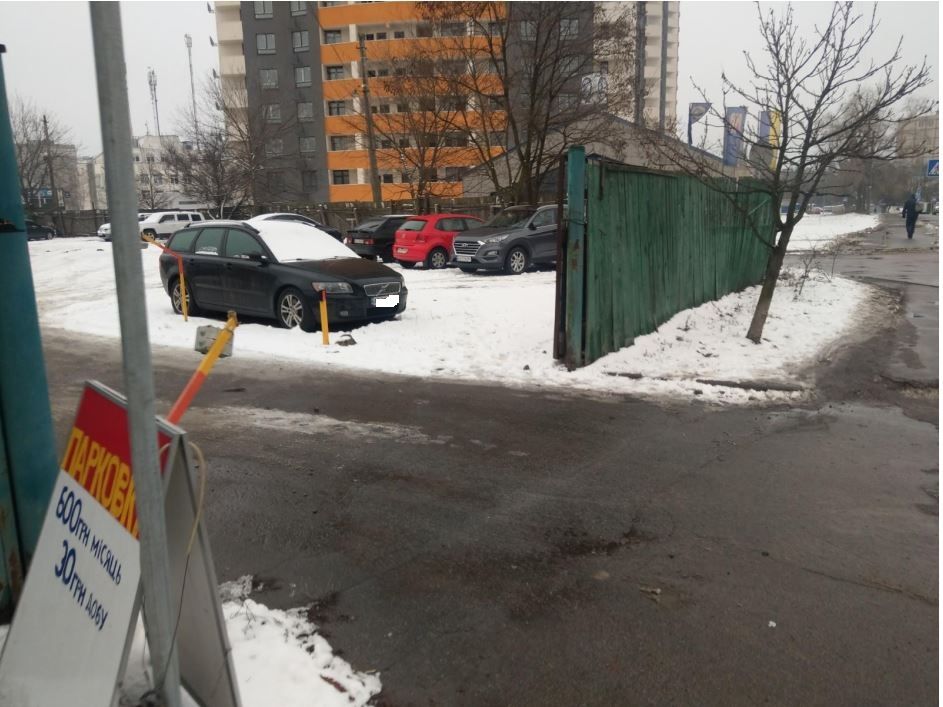 На участке уже работает стоянка.