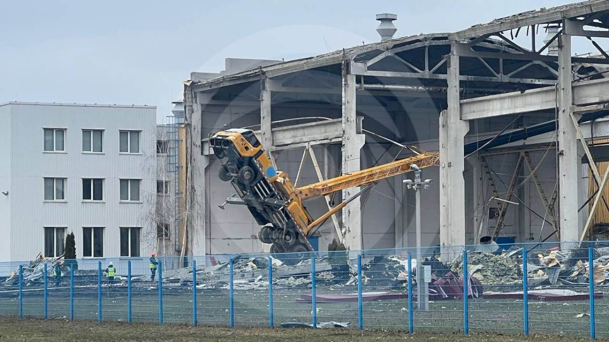 Кран буквально "став дибки" після того, як на його стрілу впала балка
