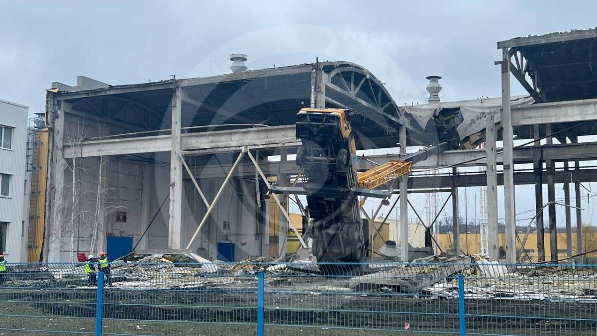 Звільнити техніку з полону буде проблематично, не зруйнувавши будівлю