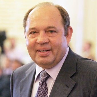 Власником фірми, яка буде захищати ГЕС від дронів, є Віталій Гайдук. Власником фірми, яка буде захищати ГЕС від дронів, є Віталій Гайдук.