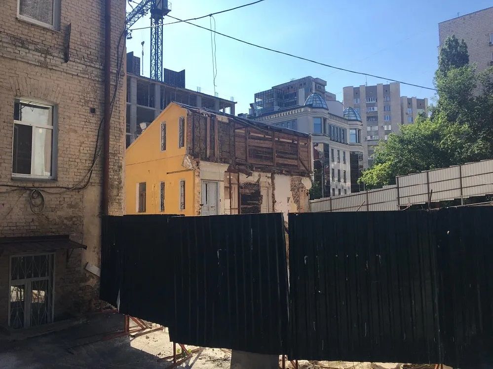 Щоб непомітно знищувати садибу встановили паркан. Фото - Дмитро Перов.