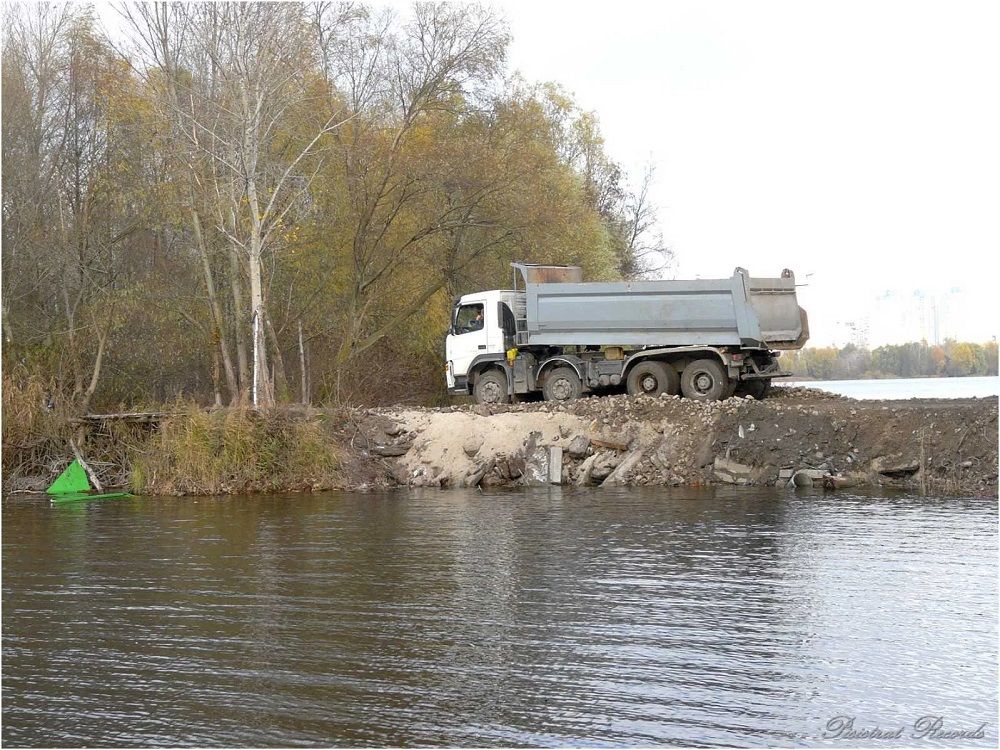 Застройщик засыпал канал.