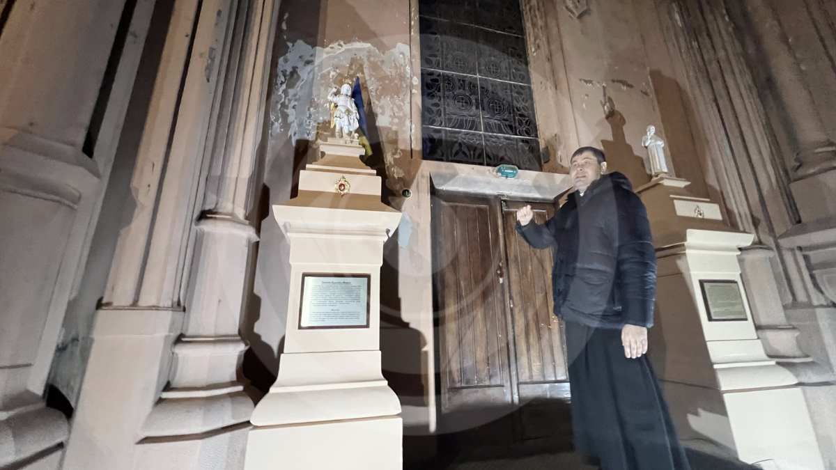 Настоятель прихода св. Николая Отец Павел Вышковский указывает на вред, причиненный храму