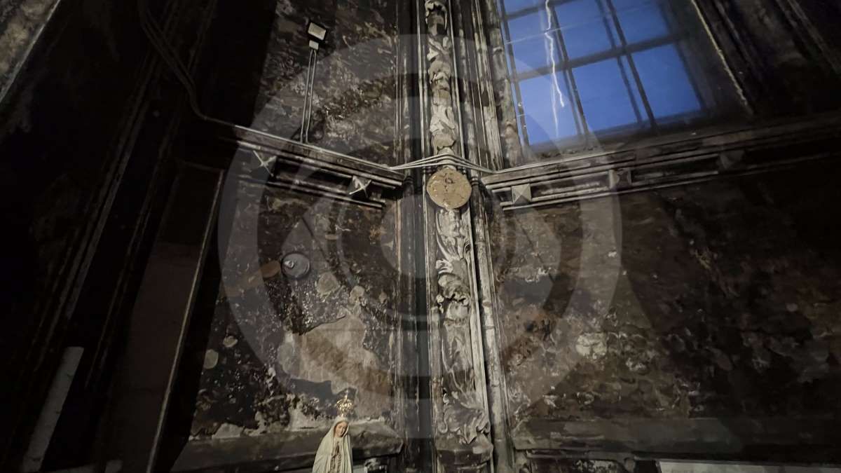 Часть стен еще покрывает копоть от пожара