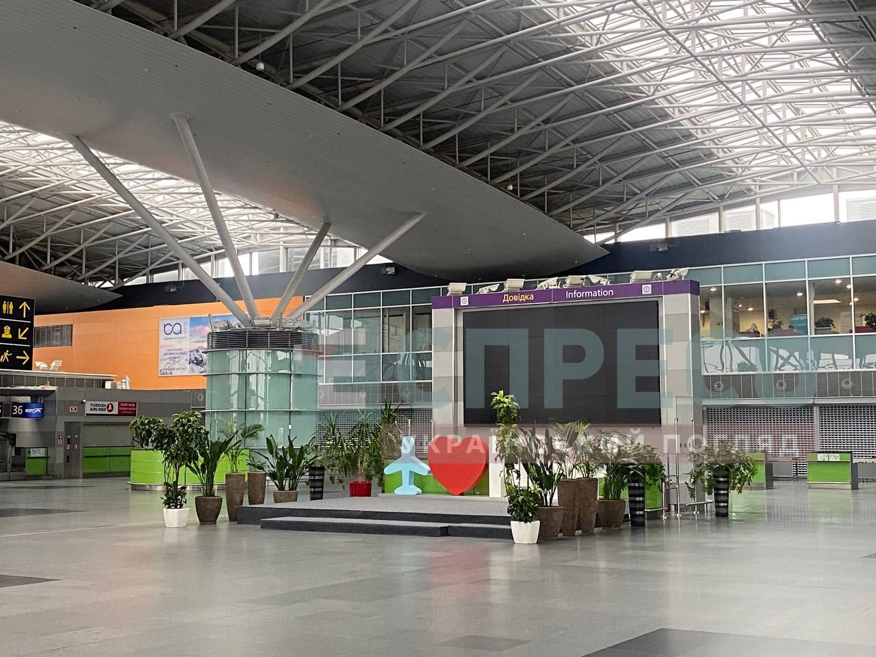 Кроме работников аэродрома, а это более 3,5 тысячи человек, которые поддерживают весь комплекс в надлежащем состоянии, там никого нет