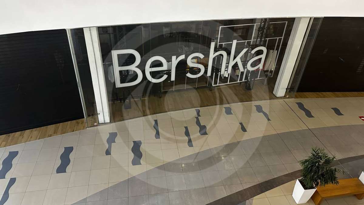 На вході спущені ролети, колекція на вітрині дворічної давнини - магазин явно не готують до відкриття