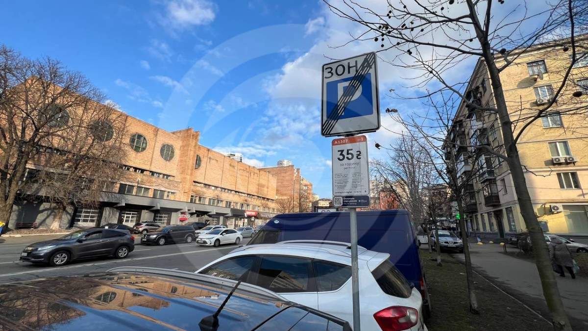 Центр Києва запаркований вщент, втім, жодних інспекторів немає