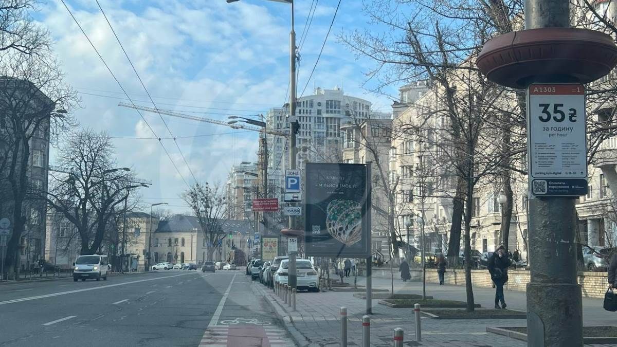 Вулиця Лаврська - так само порожньо, але майже всі місця зайнято