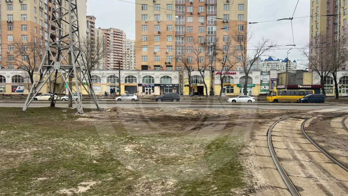 На месте падения обломков перевели трамвайный путь На месте падения обломков перевели трамвайный путь