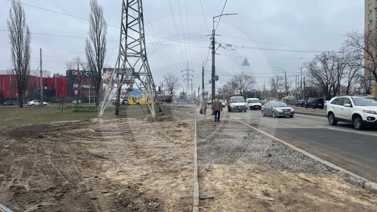 Продолжаются работы по обустройству тротуара Продолжаются работы по обустройству тротуара