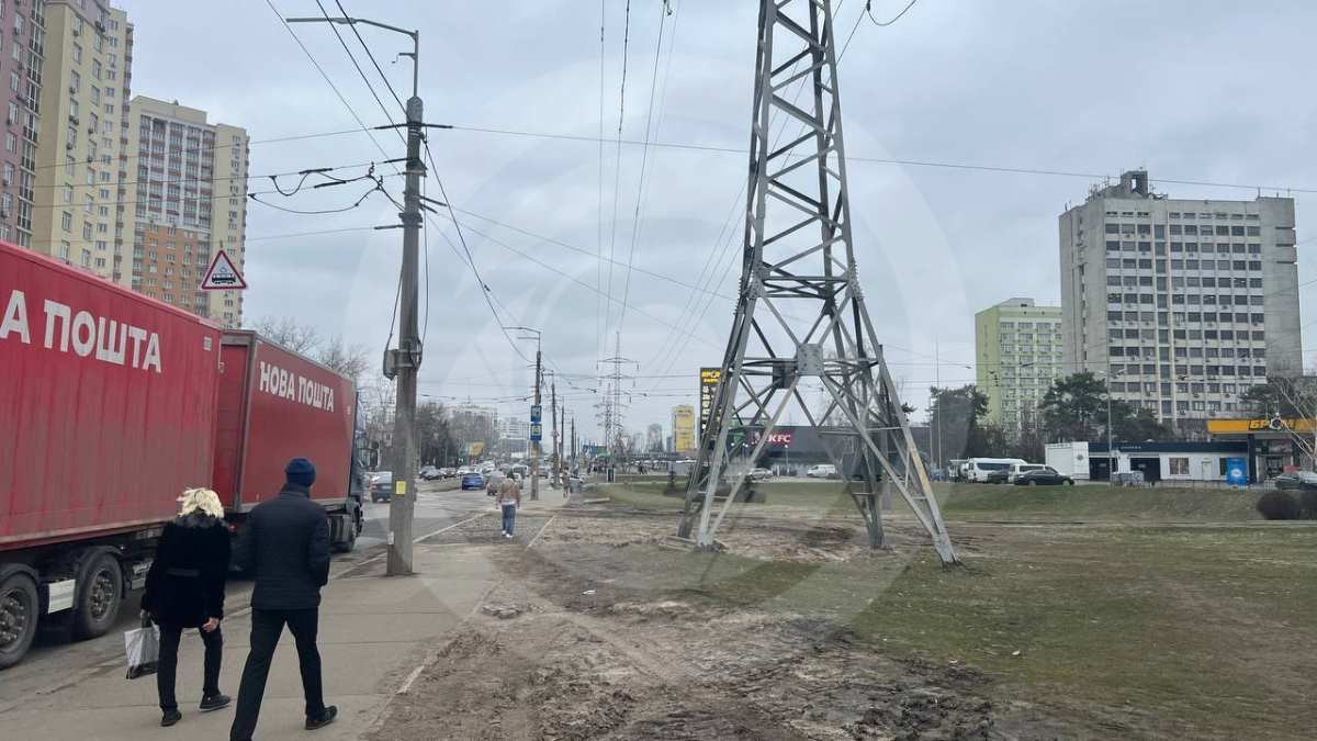 Собственно, о самом инциденте напоминает лишь большая куча песка у основания опоры ЛЭП Собственно, о самом инциденте напоминает лишь большая куча песка у основания опоры ЛЭП