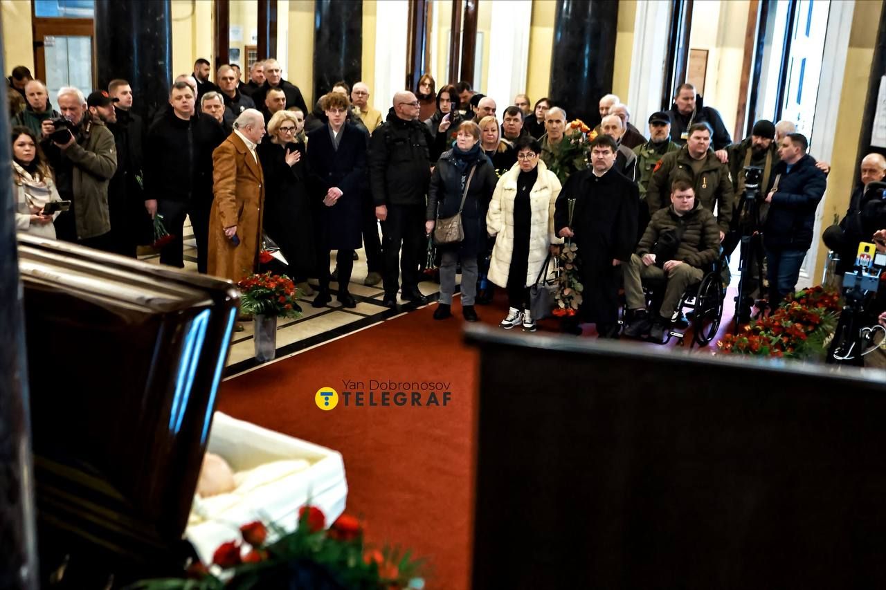 На Майдані прощаються з Героєм України Степаном Хмарою - відео 1