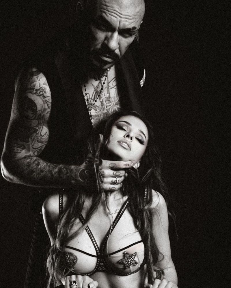 Чернецкий любит экстравагантные наряды, агрессивную сексуальность и называет себя "Доктор душ"