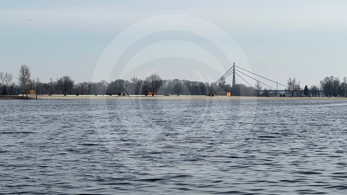 На пляжній зоні вже є кабінки для перевдягання та, ймовірно, душові