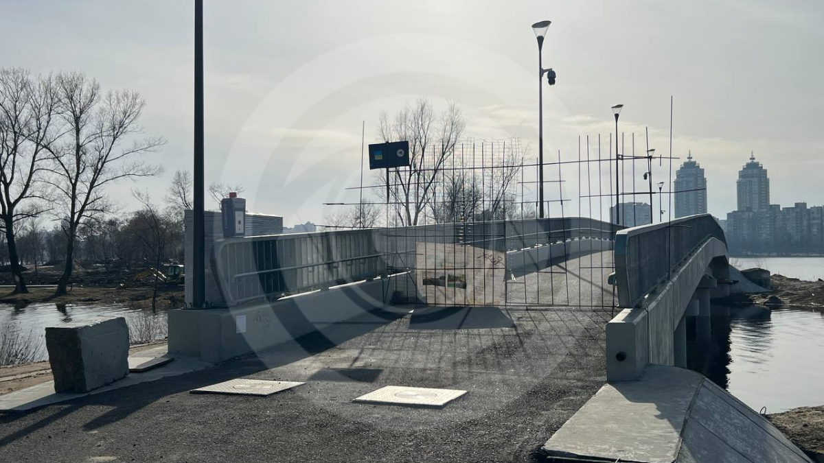 До містку вже підвели освітлення й повісили камери відеонагляду, а вхід закрито риштуванням