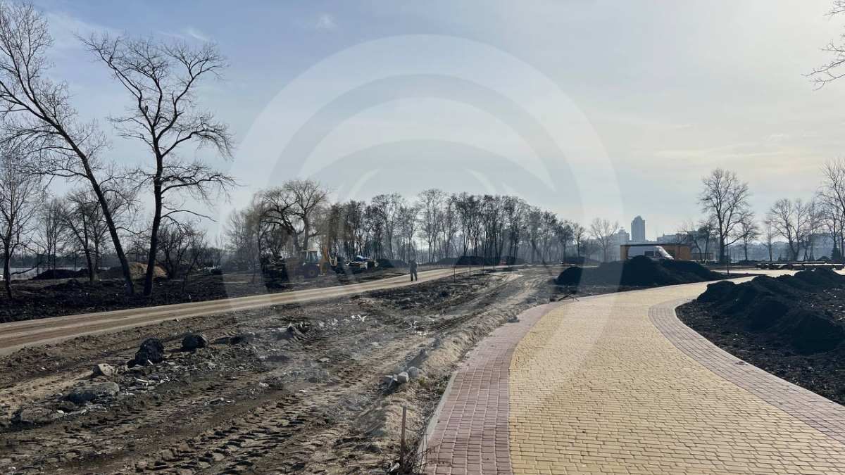 На самому острові вже готують пішохідну зону з різнокольорової бруківки