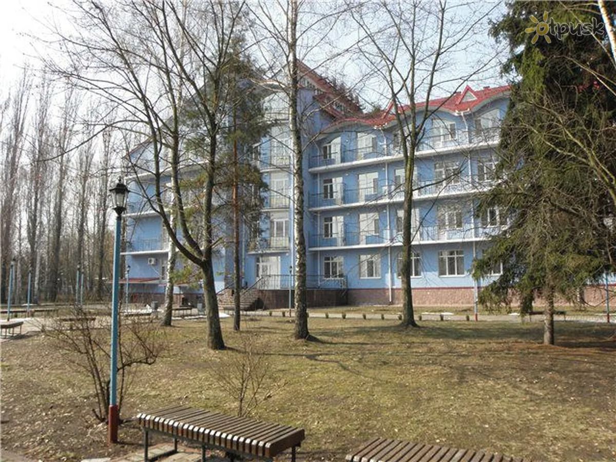 На території бази відпочинку є 4-х квартирні котеджи на 16 проживаючих