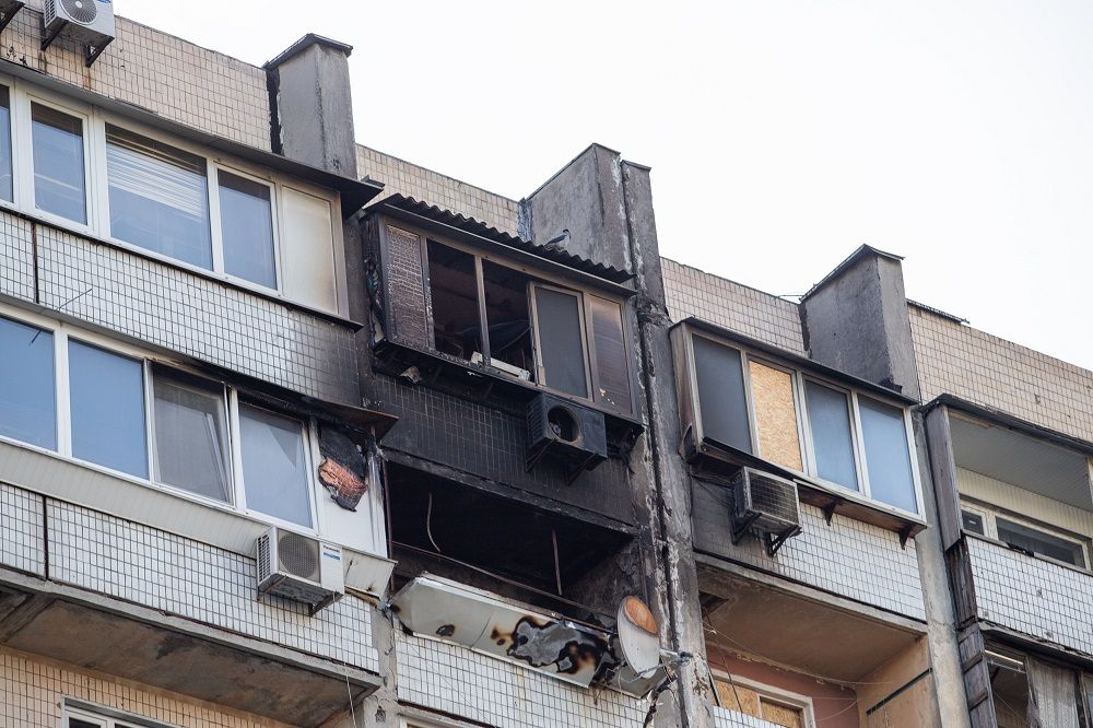 Дом в Соломенском районе, в который попал обломок российской ракеты, восстановят к лету 1