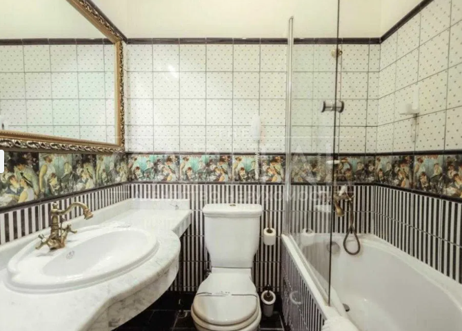 У оздобленні ванних кімнат використано мармур та інші благородні матеріали