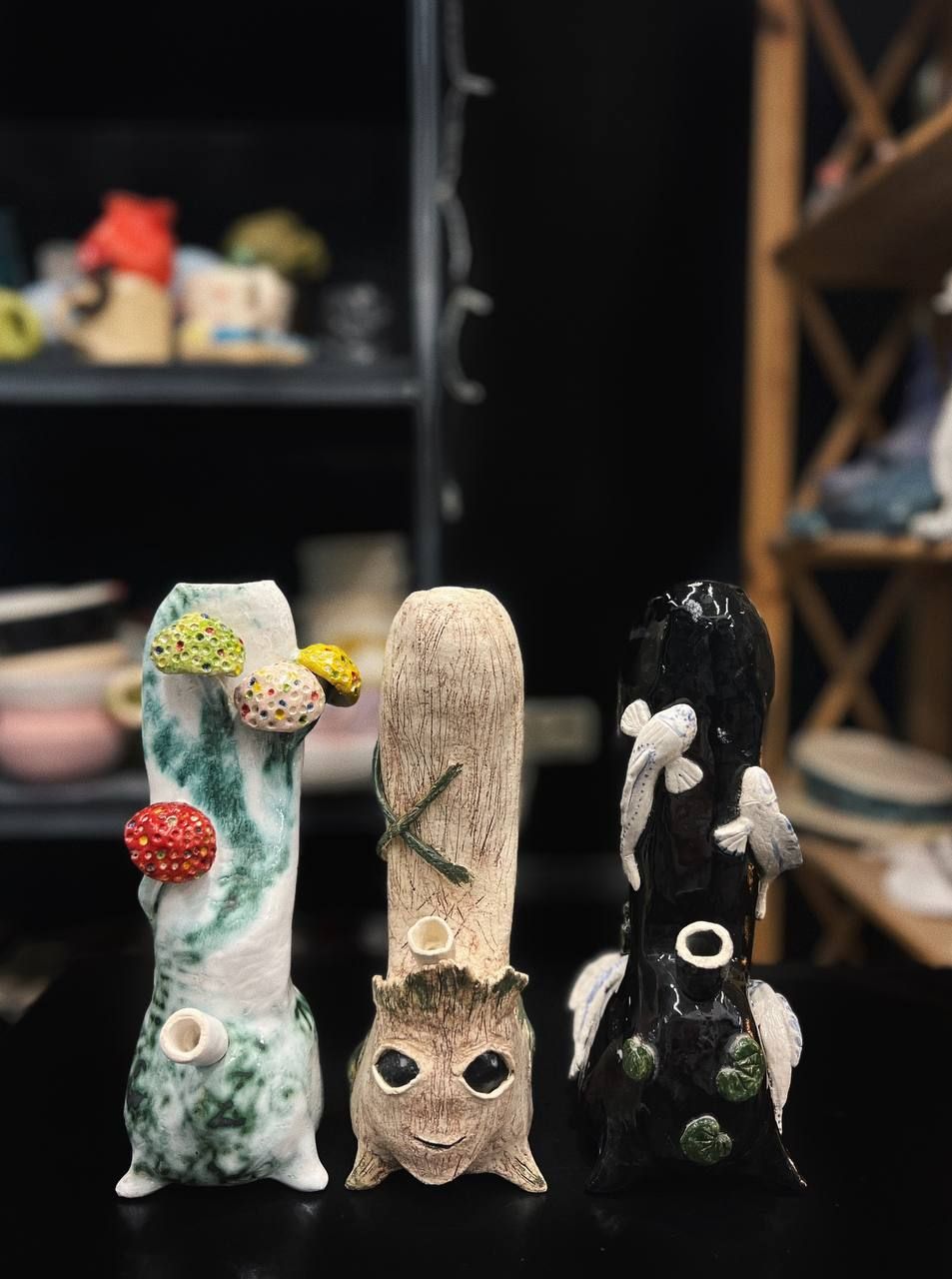 Ось такі вироби - художньо оформлені бонги - створюють майстри-початківці. Фото надано майстернею KUST