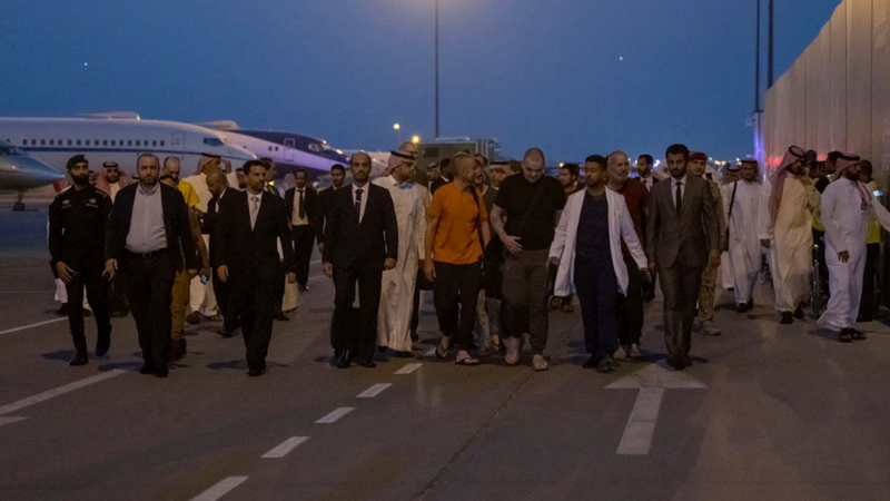 Звільнених 2022-го з російського полону іноземців спочатку доправили до Ер-Ріяду. Фото REUTERS