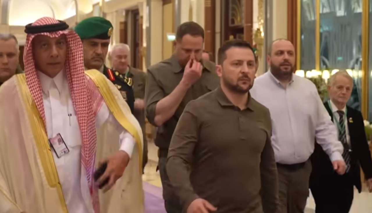 Цікава деталь: окрім Єрмака та Мустафи Джемілєва, президента супроводжував тоді ще голова Фонду держмайна Рустем Умеров