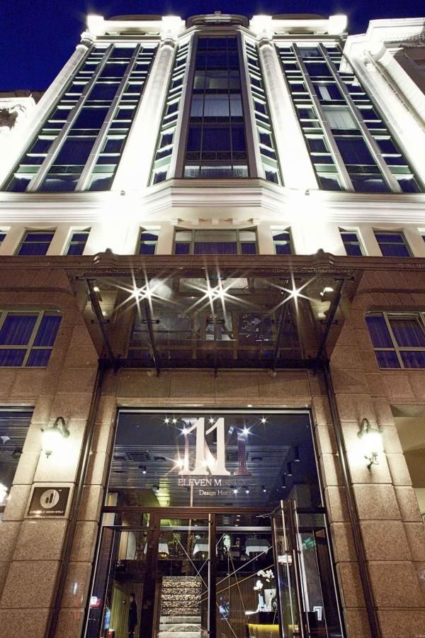 Будівлю розташовано у центрі поблизу помешкання Віталія Кличка