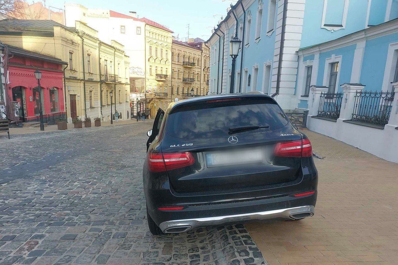 Зросла кількість скарг від громадян щодо порушення правил паркування та руху транспорту в пішохідній зоні Андріївського узвозу Зросла кількість скарг від громадян щодо порушення правил паркування та руху транспорту в пішохідній зоні Андріївського узвозу