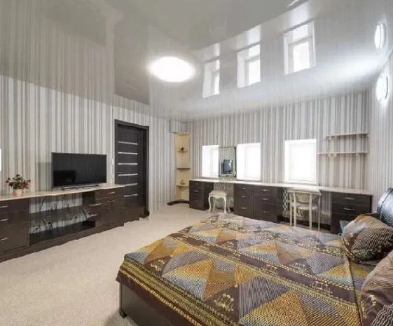 У інтер'єрах домінує білий колір, що робить квартиру просторішою