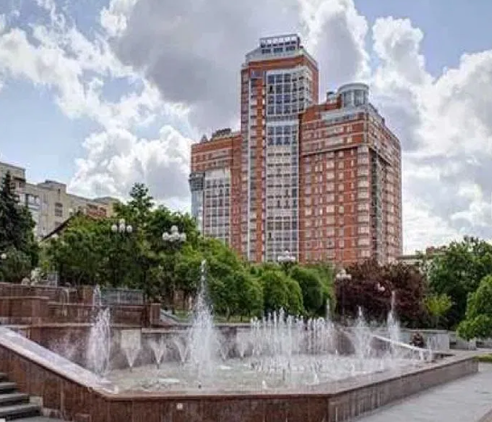 Будинок розташований у "неближньому центрі" Києва, між ст.м. "Либідська" та "Палацем Україна"