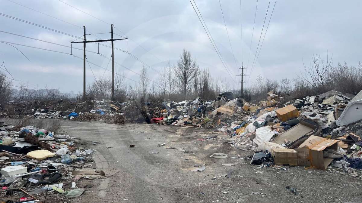 Територію занапастили будівельним сміттям так, що хіба дуже оптимістична людина зможе назвати це середовище "заказником"