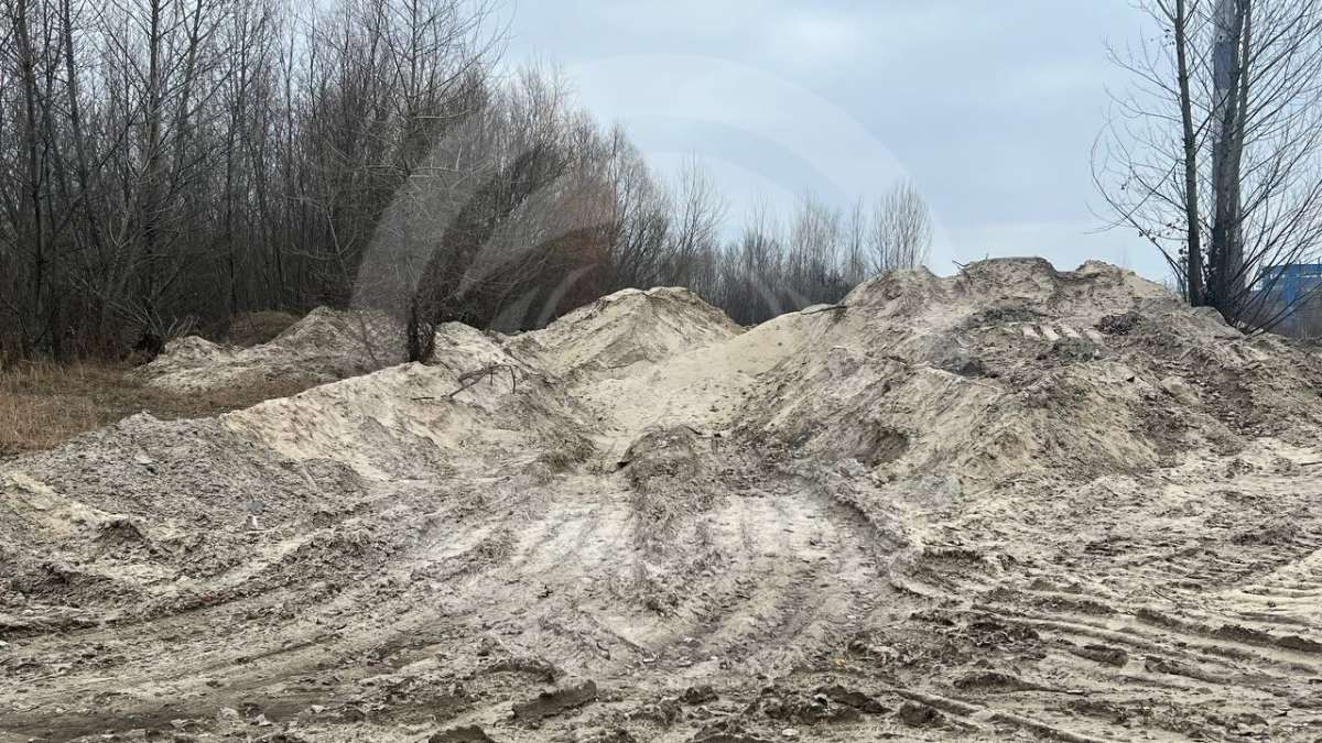 Сліди видобутку піску: чітко видно, як із ями вантажили пісок на бортову вантажівку