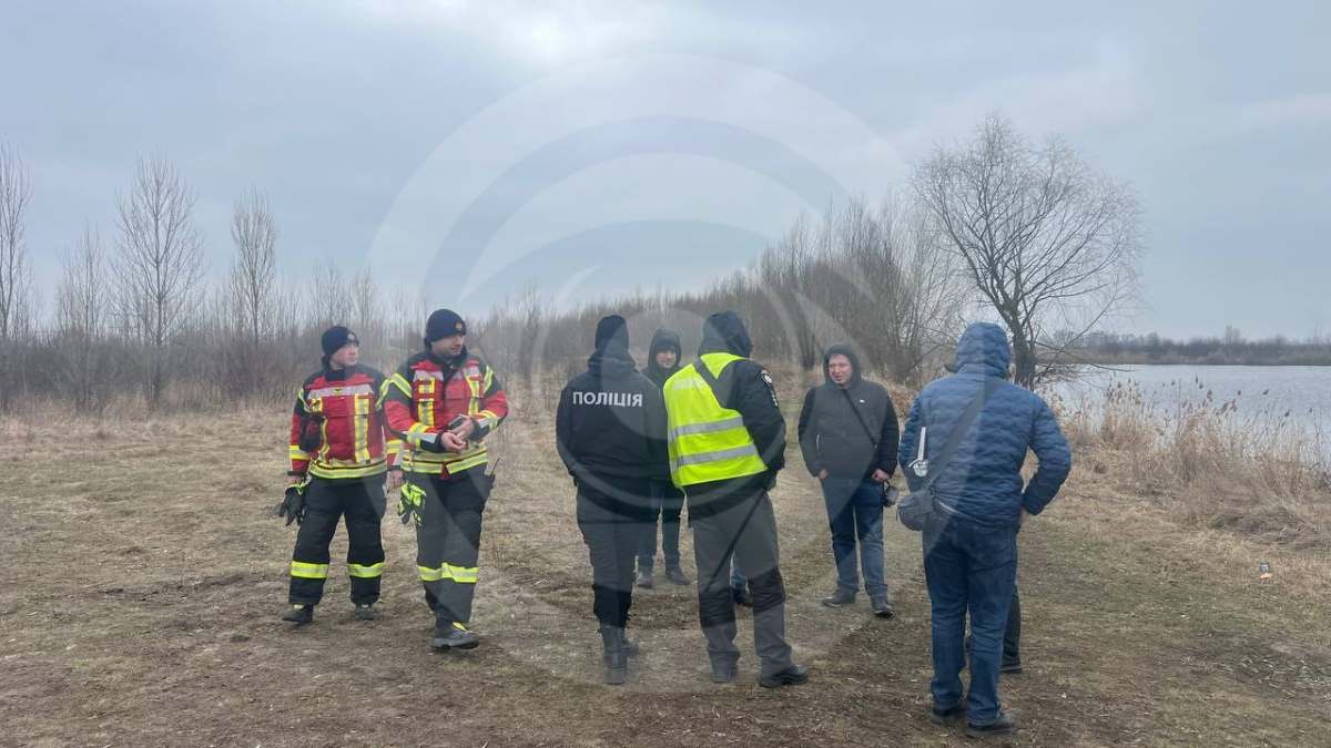 Слідчі та криміналісти чекають на транспорт, щоб дістатись місця пожежі