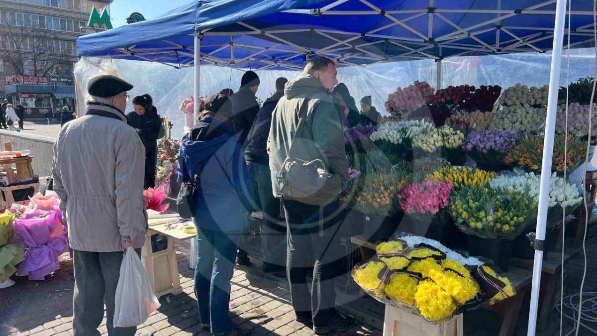 За цветами выстроились длинные очереди